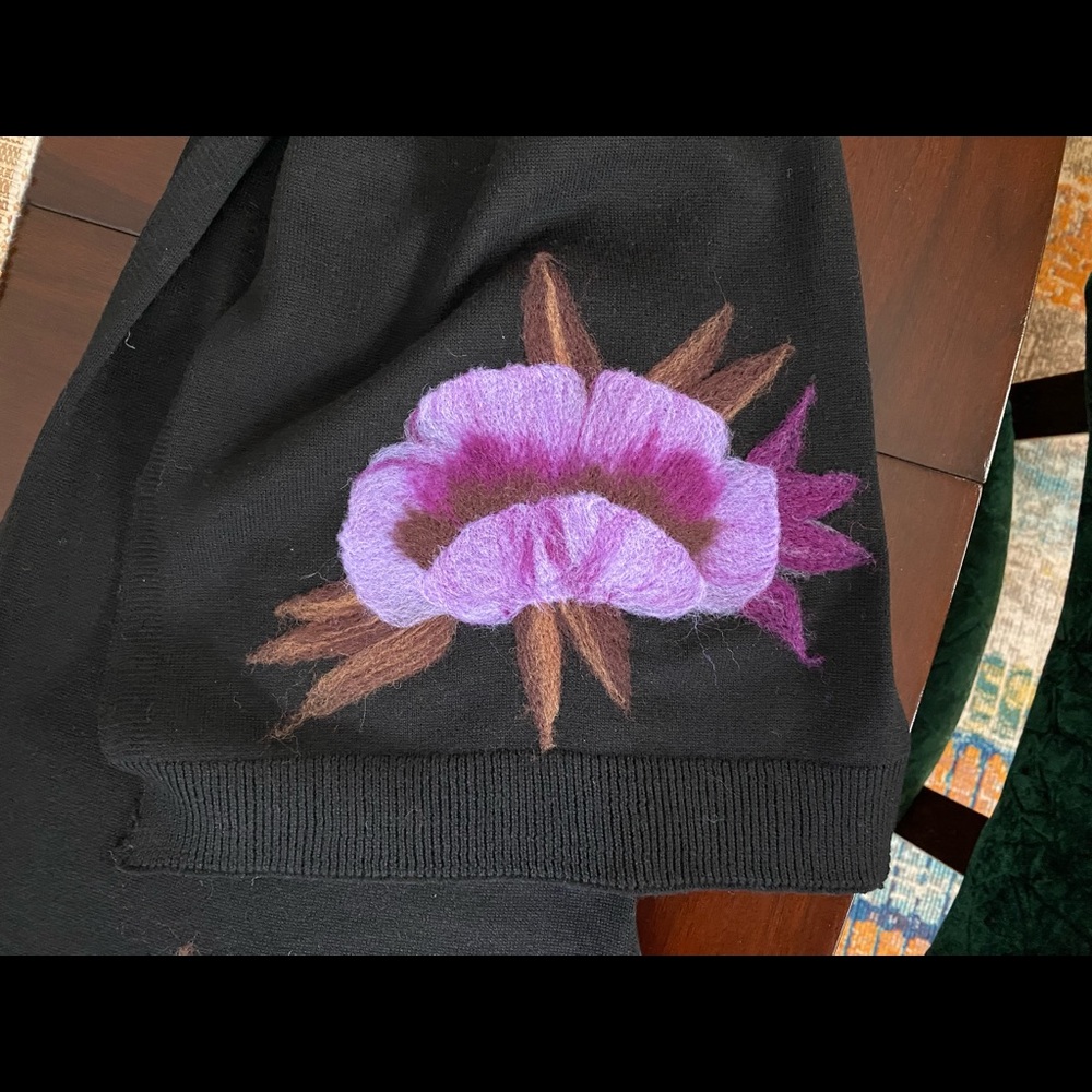 Beautiful, long, black scarf with floral wool design - Picture 7 of 9